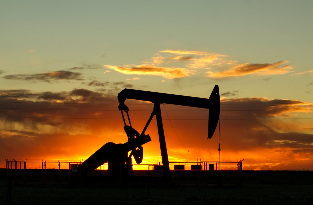 Страны ОПЕК+ договорились увеличить добычу нефти в мае. Аналитики назвали это сигналом рынку