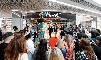 С ковром в краске, кисточками на потолке и выставкой картин — в Минске открылся MonArt. Рассказываем, что это такое